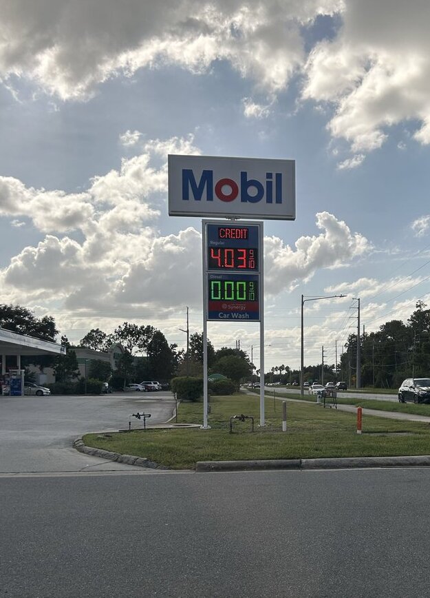 silvertrade's tweet photo. 🚨BREAKING: 🇺🇸 DIESEL SHORTAGES SPREAD TO CALIFORNIA & FLORIDA⚠️

⚡️🛢️Shortages of diesel fuel in the US which began in northern Texas last night has reportedly spread to California & Florida - multiple stations reporting OUT of all diesel fuel.
