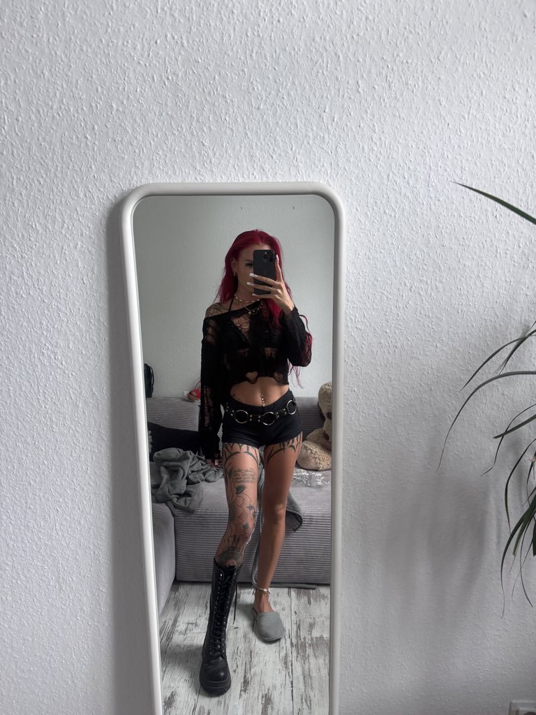 Hnafire's tweet photo. Was ist das erste, was du an mir bemerkst?👀 https://t.co/xfTSyGl95G