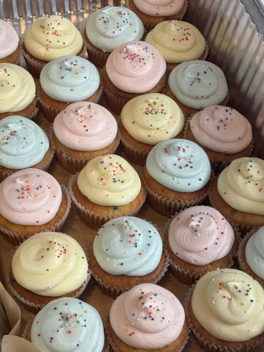 angelonsatellit's tweet photo. amigos queridos fiz alguns cupcakes na minha aula de culinária encantada! podem se servir e me digam o que acharam 😊 (apenas UM por pessoa estou de olho.) https://t.co/iYcdAPzoBv