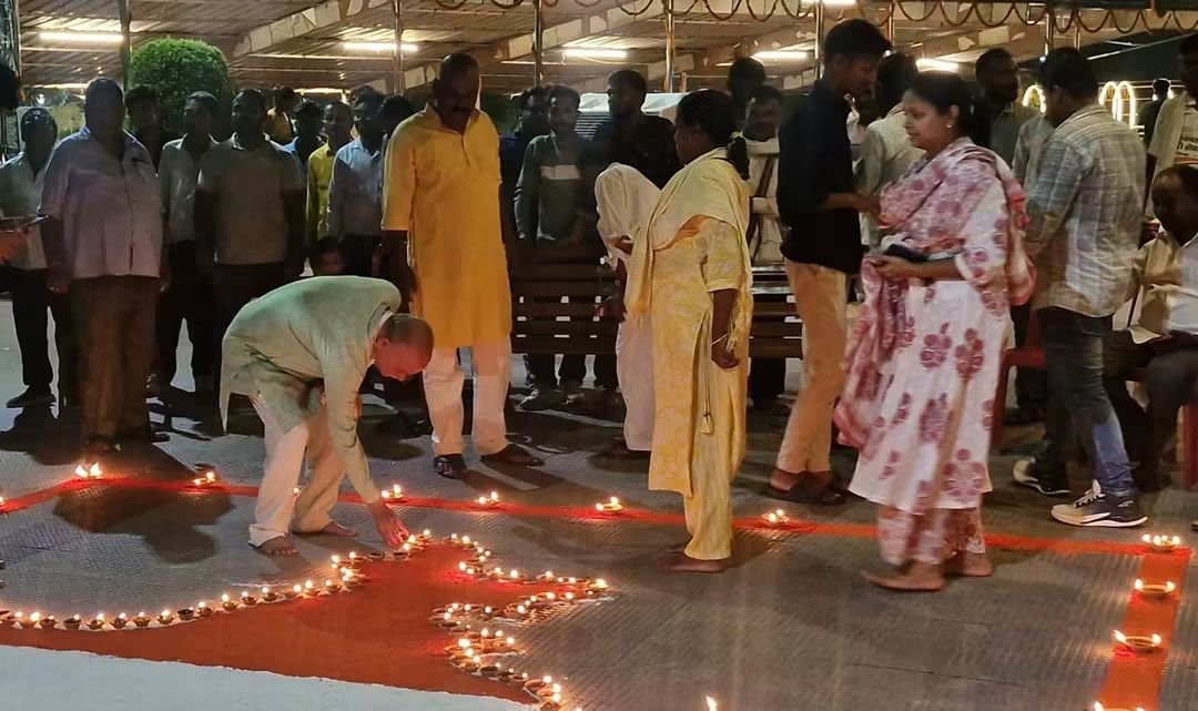 rajnikant_mani's tweet photo. कुशीनगर बुद्धा घाट पर यशस्वी प्रधानमंत्री माननीय Narendra Modi जी के जन्मदिन पर आयोजित कार्यक्रम में रहना हुआ । 

दीपशिखा स्वयं को जलाकर पूरे राष्ट्र के अंधकार को मिटाने और अंतिम व्यक्ति की राह रोशन करने का सामर्थ्य रखती है... https://t.co/QQhnNhpjzc