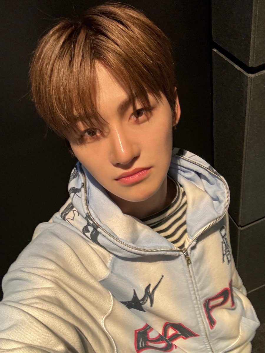 hjh32oon's tweet photo. 귀여워하다가 다시 보니까 후집 너무 지훈스타일이라 개웃기네.. 모자까지 지퍼달린 것 마저 https://t.co/u2d3WTYVEP