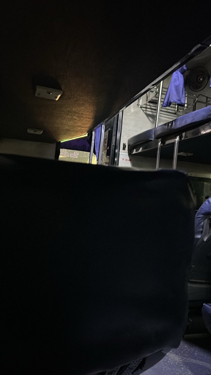 vasanthakumarkr's tweet photo. நம்ம tnstc பெருந்துகள்ள charging port எதுவும் வேலை செய்யாதாம். சார்ஜிங் எதுவும் வாய்ப்பே இல்லையாம். நடத்துனர் அலட்சியமாக பதில் சொல்கிறார். இதுதான் எனது டிக்கெட் பணத்திற்கான சேவையா? @arasubus @TamilanParthib1 @CMOTamilnadu @jagograhakjago @nch1915 @tnstc_setc https://t.co/GNio1gp28E