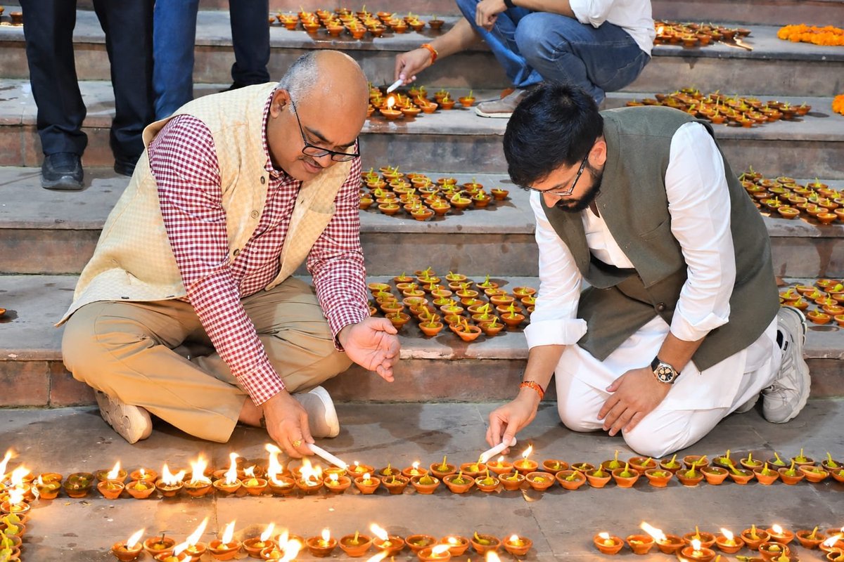 DMKanpur's tweet photo. 'सेवा संकल्प अभियान' के अंतर्गत मोतीझील परिसर में जन-कल्याण और खुशहाली की कामना के साथ 'आशीर्वाद का दीया' प्रज्वलित किया गया।
यह पावन दीप समाज के अंतिम व्यक्ति तक संवेदनशीलता, सुशासन और सेवाभाव की रोशनी पहुँचाने के हमारे अटूट संकल्प का प्रतीक है। @CMOfficeUP #सेवा_संकल्प_अभियान https://t.co/GgLw0UgYnr