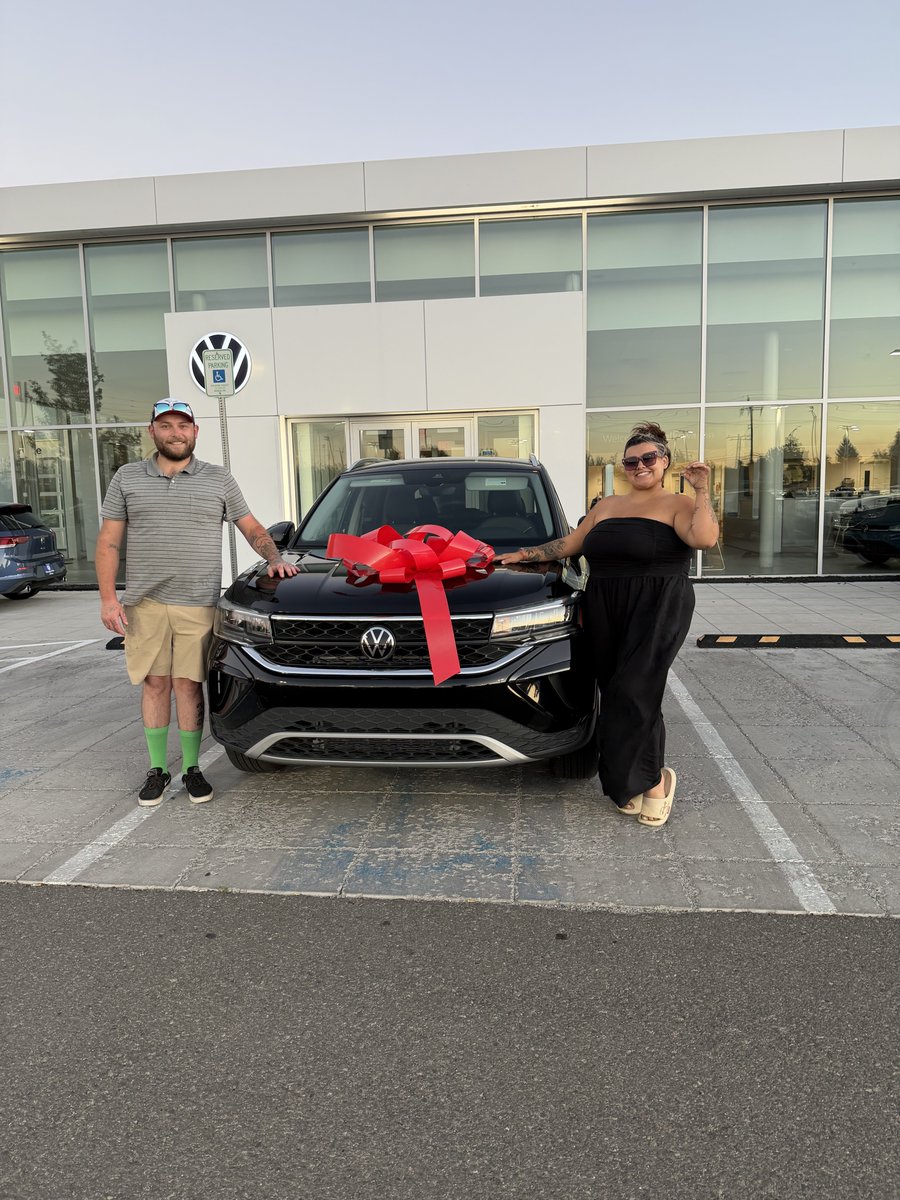 lithiavwreno's tweet photo. Another customer is off to make new memories on the road. 🚗🙌 #LithiaVWOfReno #HappyDriver #RenoCars #NewRide https://t.co/SZZuhEb2Ht
