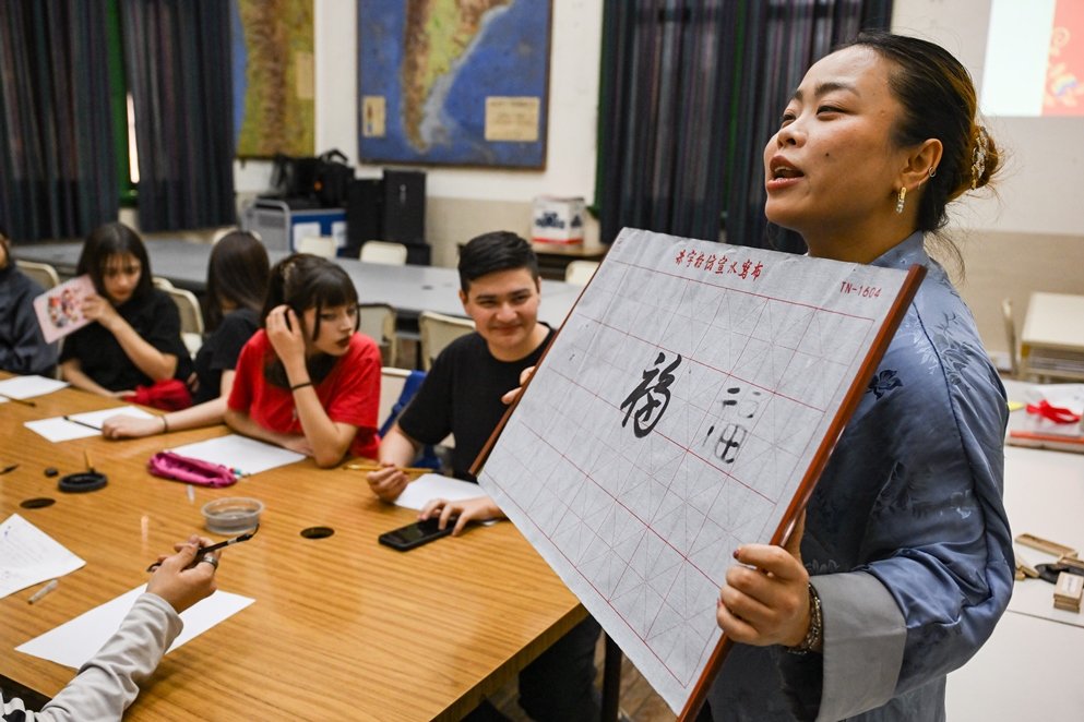 gobdecordoba's tweet photo. El #ChinoMandarín ya se aprende en las escuelas cordobesas🇨🇳🇦🇷

🏫La experiencia se desarrolla como una prueba piloto en instituciones secundarias con orientación en Lenguas: el IPEM 43 Presidente Hipólito Yrigoyen, el IPEM 86 Gabriela Mistral, la Escuela Normal Superior Dr. Alejandro Carbó y el IPEM 270 Gral. Manuel Belgrano.

🈵La propuesta plantea una manera diferente de acercarse a otra cultura y de ampliar las posibilidades formativas de los estudiantes.

Un trabajo colaborativo entre las escuelas y el Instituto Confucio de la @unc_cordoba 🙌
#HacerParaCrecer