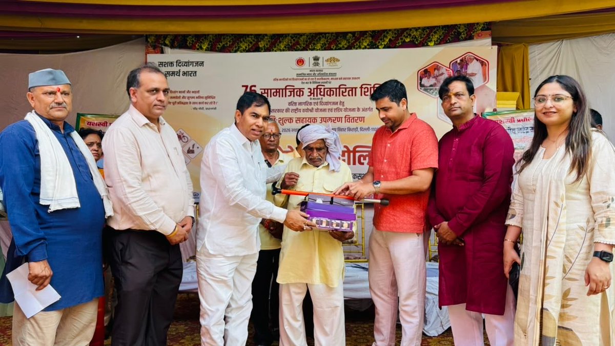 krishna4rss's tweet photo. सेवा संकल्प अभियान के प्रथम दिन बाहरी दिल्ली जिले में आयोजित विभिन्न कार्यक्रमों में सहभागिता करने का अवसर मिला।
सबसे पहले सामाजिक न्याय एवं अधिकारिता मंत्रालय द्वारा लोकप्रिय सांसद श्री योगेंद्र चंदोलिया जी के नेतृत्व में आयोजित कार्यक्रम में सहभागिता की, जहाँ दिव्यांगजनों को ई-साइकिल, ट्राईसाइकिल एवं अन्य सहायक उपकरण वितरित किए गए।
इसके साथ ही श्री राजीव पाठक जी द्वारा जनसेवा के उद्देश्य से शुद्ध पेयजल की व्यवस्था के लिए आयोजित कार्यक्रम में भी सहभागिता की।
इसके पश्चात जिले में युवा मोर्चा द्वारा आयोजित रक्तदान शिविर में पहुँचा, जहाँ युवाओं ने बढ़-चढ़कर हिस्सा लिया और बड़ी संख्या में रक्तदान कर समाजसेवा के प्रति अपनी प्रतिबद्धता दिखाई।