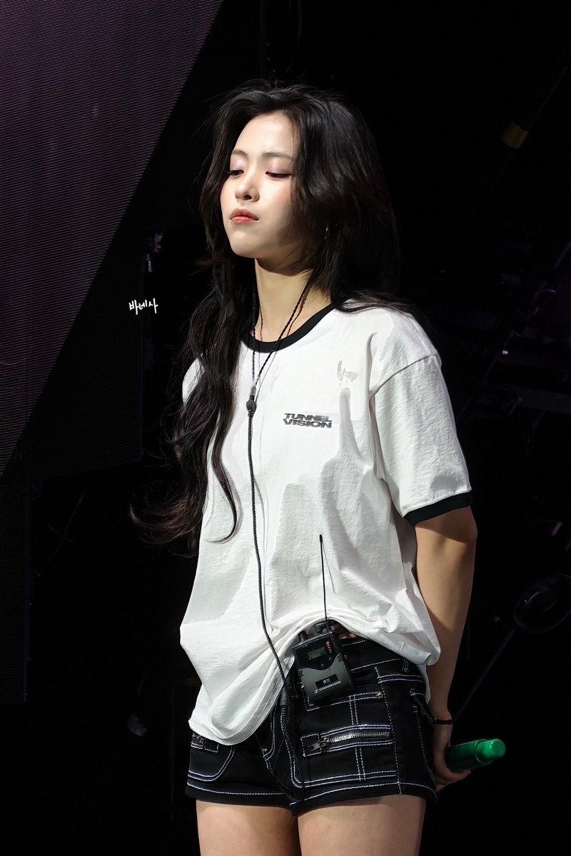 3nennn_'s tweet photo. RT @ryu__van: 260917 Tunnel Vision in FRANKFURT Soundcheck

Today is mommy🔥🥲

#류진 #RYUJIN https://t.co/uxP2geAZoB