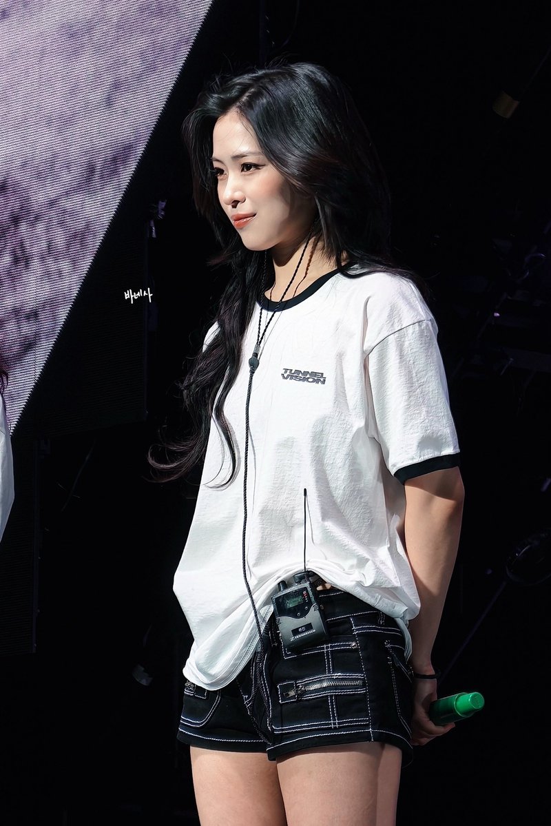 3nennn_'s tweet photo. RT @ryu__van: 260917 Tunnel Vision in FRANKFURT Soundcheck

Today is mommy🔥🥲

#류진 #RYUJIN https://t.co/uxP2geAZoB