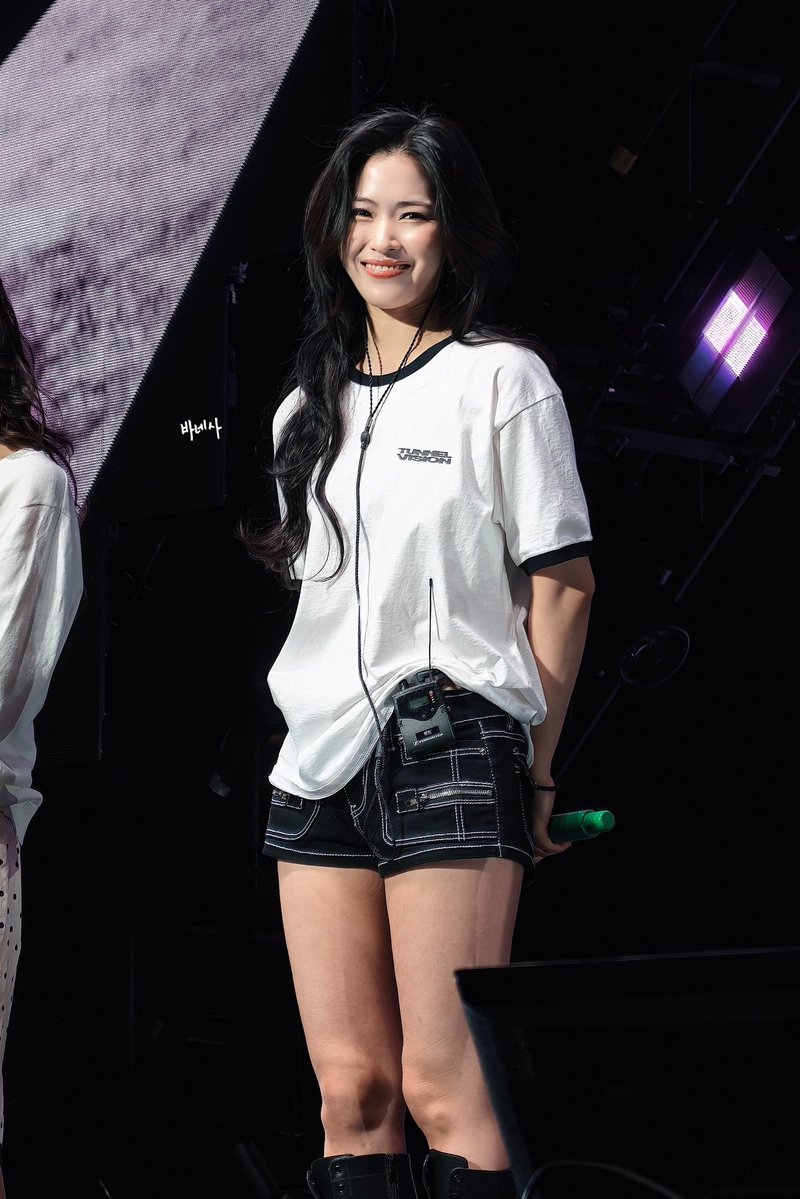 3nennn_'s tweet photo. RT @ryu__van: 260917 Tunnel Vision in FRANKFURT Soundcheck

Today is mommy🔥🥲

#류진 #RYUJIN https://t.co/uxP2geAZoB