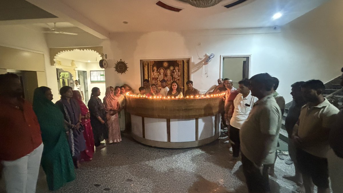 gena_sarita's tweet photo. आज #आशीर्वादकादीया जलाकर देश के यशस्वी प्रधानमंत्री आदरणीय नरेन्द्र मोदी जी का जन्मदिवस सभी नवनिर्वाचित पार्षदों के साथ मनाया ।और उनके दीर्घायु जीवन की कामना की ।

#AshirwadKaDiya 
#Saritagena 
#BJPNEWS https://t.co/I6A05YUHQM