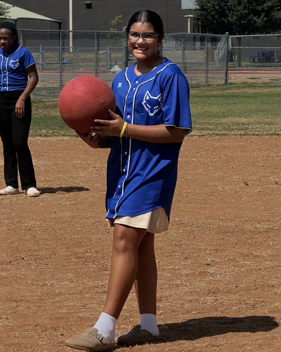 edwalkerms's tweet photo. Our first Wolfpack Wednesday Clubs were AWESOME! From cooking to campus beautification to kickball to Mahjong to knitting to gaming to buddy reading …. Our Timberwolves do it all! 🐺🐺🐺 https://t.co/nqQBIR4cPV