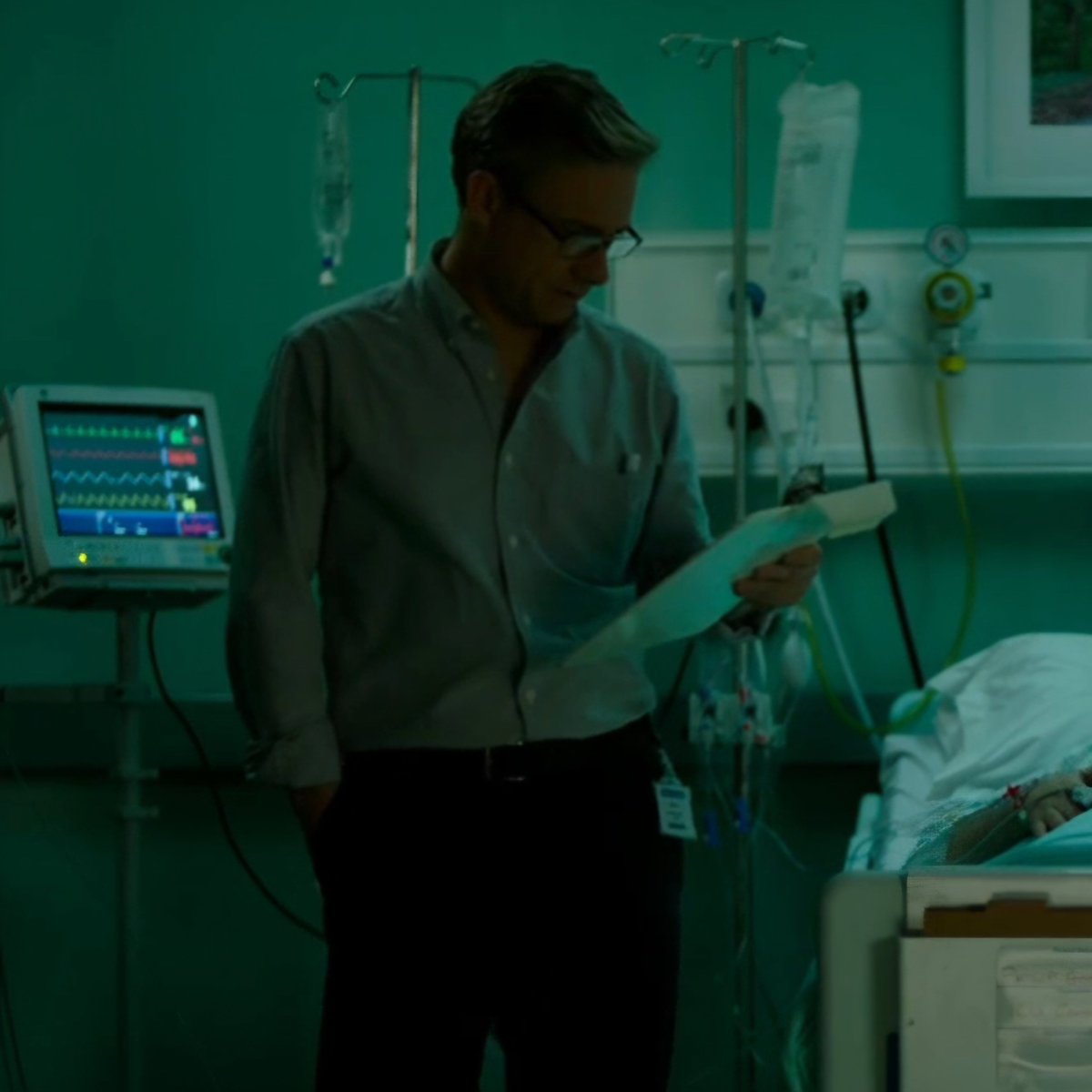 ghapharms's tweet photo. Martin Freeman as a doctor? Yes I need more. https://t.co/GNPl1ysPzg