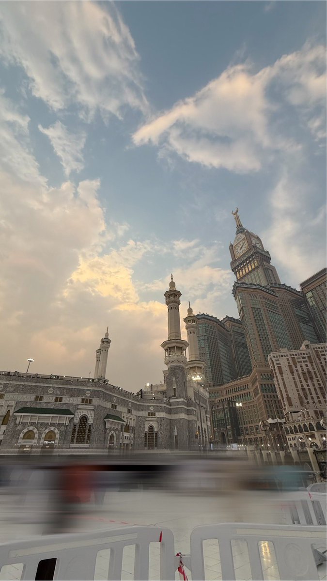 iJrain3's tweet photo. مكّة.. جعلَ اللهُ حبّها متمكنًا في القلوب، فلا يحلّها أحد إلّا أخذت بمجاميع قلبِه، ولا يُفارقها إلّا أسفًا لفراقها، مُتولِّهًا لبعاده عنها، شديدَ الحنينِ إليها! https://t.co/w39o5OUA7R
