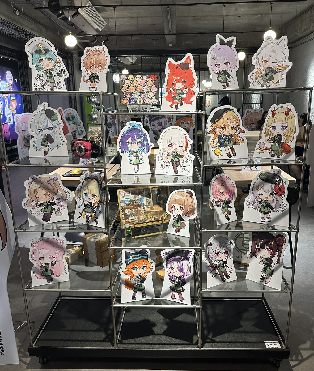Ryinonala's tweet photo. Aoi指派我去品嚐調酒風櫻桃可樂
整體來說，櫻桃與可樂的味道搭配得很自然，兩種風味之間有很好的平衡。
入口時，首先感受到的是櫻桃明顯的香氣，帶著一點自然的酸甜感；隨後可樂的甜味與碳酸感慢慢出來，讓整體口感更加活潑，也剛好中和了可樂原本比較明顯的甜味。喝到後段時，櫻桃的甜味又慢慢回來，留下淡淡的果香。
整體喝起來相當清爽，櫻桃的香氣讓可樂多了一點果香與層次，碳酸感則讓口感更加輕盈。即使是在天氣還有些悶熱的時候喝，也有很好的解渴感。甜度和酸度都不會過於突出，櫻桃與可樂之間取得了很舒服的平衡，喝起來順口，也不會讓人覺得太膩。
@AoiHinamori @kusa_studio