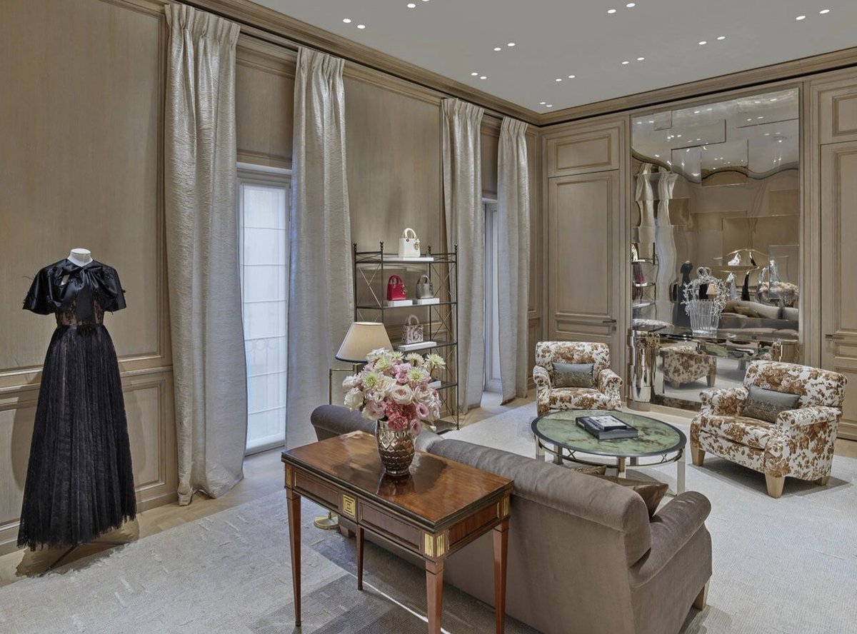 cppluxury's tweet photo. DIOR opens House of Dior flagship store in Milan at Via Montenapoleone (UPDATED)

#DIOR #HouseOfDior #ChristianDior #Milan #ViaMontenapoleone #luxuryfashion #luxurybags #luxury #fashion #luxuryretail #flagship #JonathanAnderson #PeterMarino @LVMH @Dior https://t.co/LH7Iwy2t0d