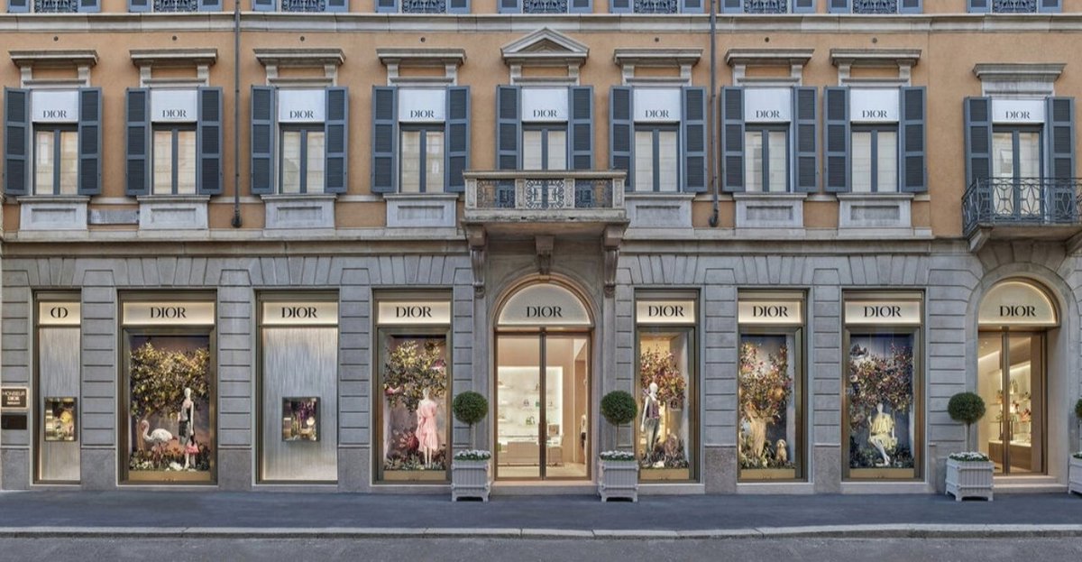cppluxury's tweet photo. DIOR opens House of Dior flagship store in Milan at Via Montenapoleone (UPDATED)

#DIOR #HouseOfDior #ChristianDior #Milan #ViaMontenapoleone #luxuryfashion #luxurybags #luxury #fashion #luxuryretail #flagship #JonathanAnderson #PeterMarino @LVMH @Dior https://t.co/LH7Iwy2t0d