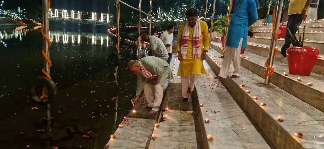 rajnikant_mani's tweet photo. कुशीनगर बुद्धा घाट पर यशस्वी प्रधानमंत्री माननीय Narendra Modi जी के जन्मदिन पर आयोजित कार्यक्रम में रहना हुआ । 

दीपशिखा स्वयं को जलाकर पूरे राष्ट्र के अंधकार को मिटाने और अंतिम व्यक्ति की राह रोशन करने का सामर्थ्य रखती है... https://t.co/QQhnNhpjzc