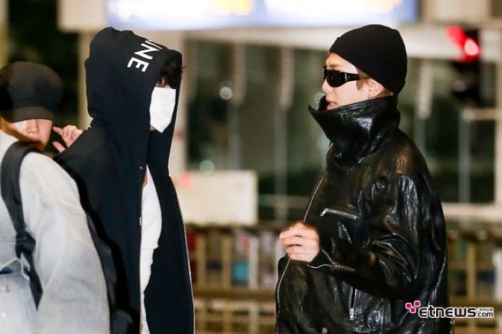 knj_brasil's tweet photo. 📷 | #RM e #V no embarque no aeroporto da Coreia https://t.co/Sal3JLASHa
