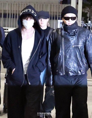 knj_brasil's tweet photo. 📷 | #RM e #V no embarque no aeroporto da Coreia https://t.co/Sal3JLASHa