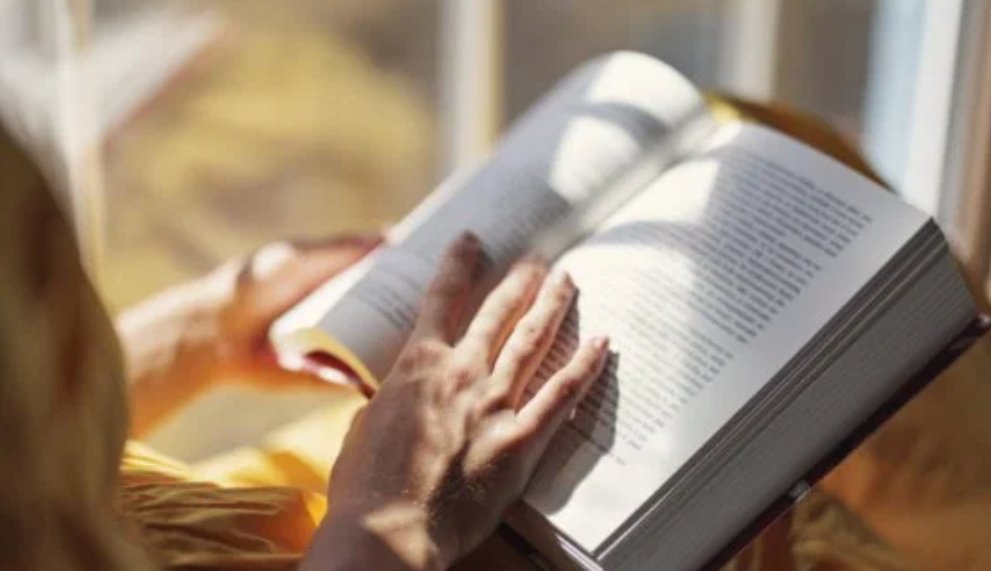 AkinOzcan85's tweet photo. 55 yaş ve üzerindeki yaklaşık 6 bin kişinin beş yıl boyunca takip edilmesiyle düzenli kitap, gazete ve dergi okuyan bireylerde aşağıdaki sonuçlar görülmüş:

- Kurgusal bir metne odaklanarak geçirilen sadece 5 dakikanın bile stres seviyesini yüzde 20'ye kadar düşürebildiğine dikkat çekildi.

- Kitap okuma eyleminin beynin hafıza, öğrenme ve duygu kontrolünü yöneten kortikal bölgelerindeki sinirsel bağlantıları güçlendirdiği saptandı.

- Zihinsel zayıflama ihtimalinin belirgin şekilde düştüğü, Alzheimer riskinin ise yüzde 33 azaldığı tespit edildi.