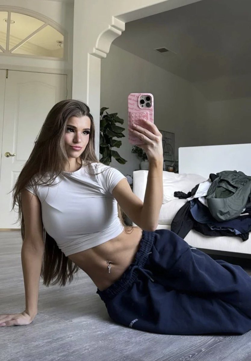 GoddessBrooke27's tweet photo. Tummy makes you weak 💞 https://t.co/qhQmb1BhWb