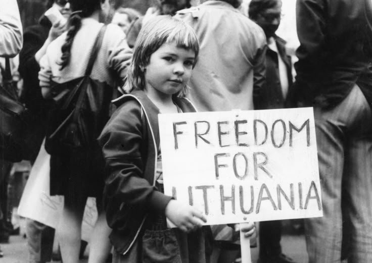 eastblocvisuals's tweet photo. Demonstration for Lithuanian independence from the USSR, 1989. https://t.co/kDFIljr9Sk