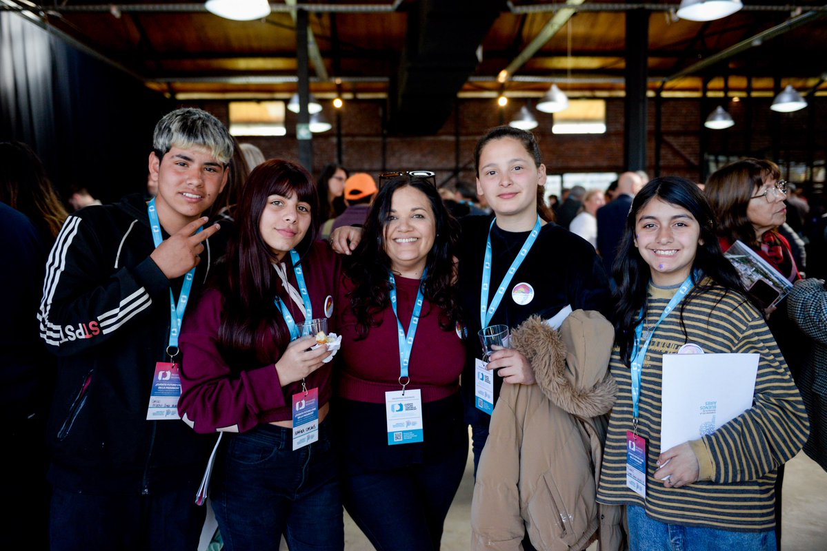 gkatopodis's tweet photo. Llegamos a #Junín con el 5º Encuentro Regional “¿Cuánto futuro cabe en la Provincia?” en la @unnoba_noticias, para debatir las necesidades y proyectos de la Región Norte y de los 14 municipios que la integran. Venimos caminando la Provincia con un principio muy claro: el desarrollo se piensa en el territorio, escuchándonos.

Hoy nos encontramos con secundarias, escuelas técnicas, universidades, centros de estudiantes, sectores productivos, agropecuarios, la sociedad rural, federación Agraria, el INTA, colegio de profesionales, Cámaras de Comercio, movimiento de jubilados y pensionados; pastorales; el Rotary Club, cooperativas; representantes ambientalistas; clubes deportivos; sindicatos y municipios.

La Región Norte tiene un potencial enorme, es una de las más importantes, con el 13% de la población, ocupa más del 20% de la superficie total de Buenos Aires, y con un activo en su producción agropecuaria fundamental.

Creemos en la obra pública como multiplicadora de la economía. Un país que no apuesta a la infraestructura, como está pasando en estos años de parte del gobierno nacional, no es el camino correcto. 

No venimos a discutir si la Argentina tiene una oportunidad, eso es un hecho. La pregunta es qué hacemos con esa oportunidad.