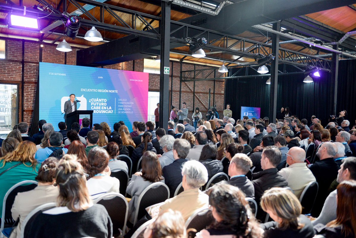 gkatopodis's tweet photo. Llegamos a #Junín con el 5º Encuentro Regional “¿Cuánto futuro cabe en la Provincia?” en la @unnoba_noticias, para debatir las necesidades y proyectos de la Región Norte y de los 14 municipios que la integran. Venimos caminando la Provincia con un principio muy claro: el desarrollo se piensa en el territorio, escuchándonos.

Hoy nos encontramos con secundarias, escuelas técnicas, universidades, centros de estudiantes, sectores productivos, agropecuarios, la sociedad rural, federación Agraria, el INTA, colegio de profesionales, Cámaras de Comercio, movimiento de jubilados y pensionados; pastorales; el Rotary Club, cooperativas; representantes ambientalistas; clubes deportivos; sindicatos y municipios.

La Región Norte tiene un potencial enorme, es una de las más importantes, con el 13% de la población, ocupa más del 20% de la superficie total de Buenos Aires, y con un activo en su producción agropecuaria fundamental.

Creemos en la obra pública como multiplicadora de la economía. Un país que no apuesta a la infraestructura, como está pasando en estos años de parte del gobierno nacional, no es el camino correcto. 

No venimos a discutir si la Argentina tiene una oportunidad, eso es un hecho. La pregunta es qué hacemos con esa oportunidad.