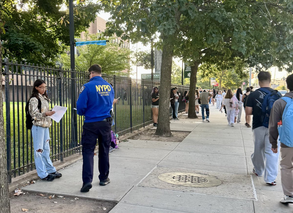 NYPD122Pct's tweet photo. This morning our Community Affairs Officer was out spreading 'Property Theft Awareness' at New Dorp High School. We want to make sure their staff, parents and students know to always remain vigilant, alert &amp; safe while in &amp; around our Staten Island schools. https://t.co/e3NqvcZl5q