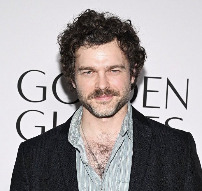 themancalorians's tweet photo. 🚨 𝗡𝗘𝗪𝗦: Alden Ehrenreich was asked if he’d return as Han Solo in the future, following Andrew Garfield’s return as Spider-Man in Spider-Man: No Way Home.
“Oh, interesting. We’ll see.” 👀
(via @GamesRadar)
#AldenEhrenreich #MakeSolo2Happen https://t.co/DNn3jjlMmY