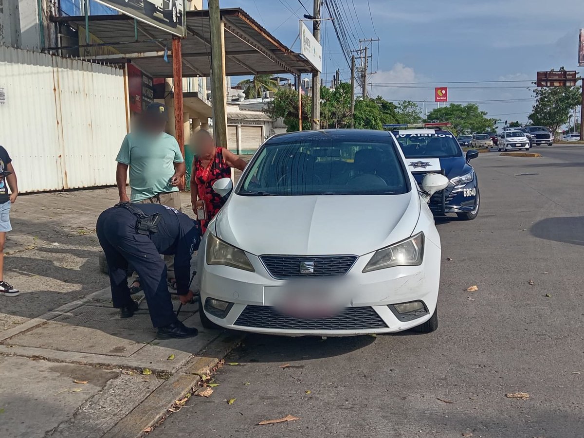 SSPCTabasco's tweet photo. Elementos de la #PECTabasco brindaron apoyo vial 👮♂️ al conductor de un vehículo Seat Ibiza, color blanco, el cual sufrió la ponchadura de un neumático cuando circulaba sobre el Circuito Interior Carlos Pellicer Cámara, frente a materiales de construcción "La Lupita". https://t.co/amuaQENtUE