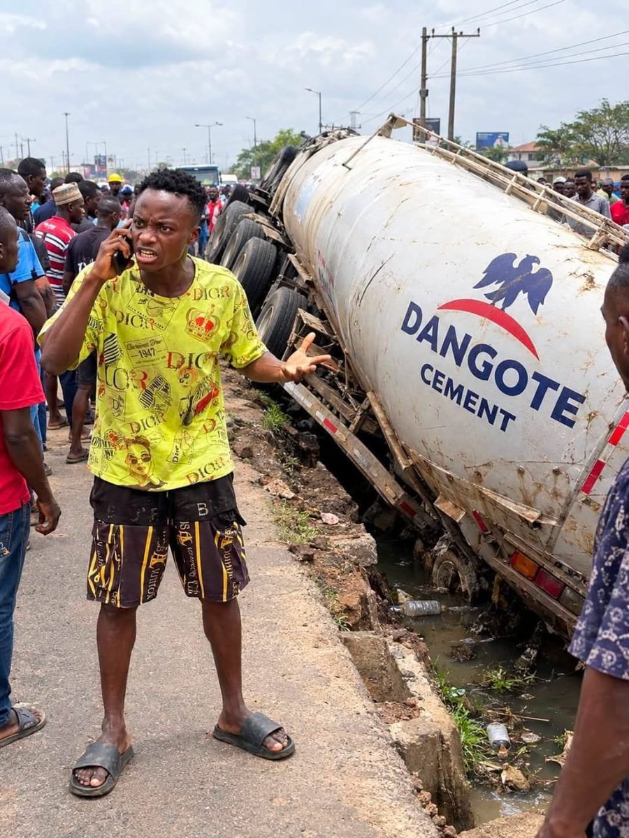 aleem_saula's tweet photo. I dey call Dangote since morning he no pick my calls. One of our trailers don fall for express here in Benin City. 😒
I can't keep calm watching our investment perishing like this after buying 10 units of the Dangote refinery's IPO at ₦5,250. https://t.co/zQ2WRnVwN8