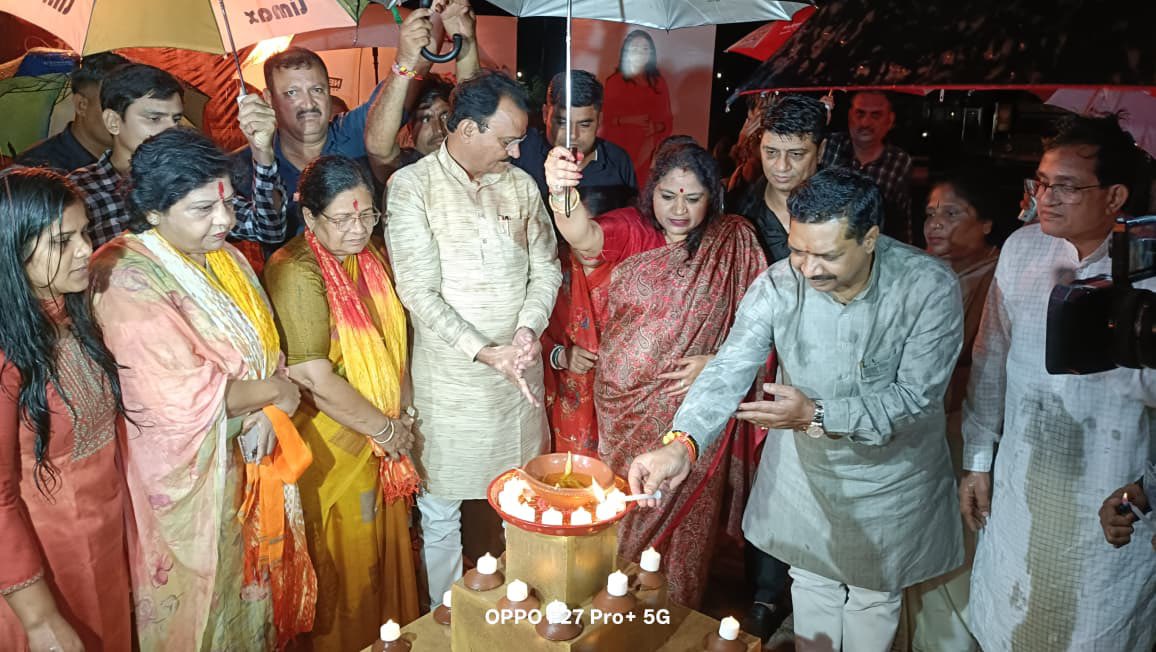 murtimeenabjp's tweet photo. 🪔 आशीर्वाद का दीया | सेवा संकल्प का संकल्प

माननीय प्रधानमंत्री श्री @narendramodi जी के जन्मदिवस के अवसर पर आज जयपुर स्थित अल्बर्ट हॉल के समीप भारतीय जनता पार्टी, राजस्थान के प्रदेश पदाधिकारियों एवं कार्यकर्ताओं के साथ ‘आशीर्वाद का दीया’ प्रज्वलित कर प्रधानमंत्री जी के उत्तम स्वास्थ्य, दीर्घायु एवं यशस्वी जीवन की मंगलकामना की।

इस अवसर पर भाजपा प्रदेश अध्यक्ष श्री @madanrrathore जी , उपमुख्यमंत्री @DrPremBairwa जी , प्रदेश महामंत्री (संगठन) श्री @ajaeybjp जी , प्रदेश महामंत्री श्री @_kailashmeghwal जी , जयपुर शहर सांसद श्रीमती @Manju4bjp जी , राज्यसभा सांसद श्रीमती @alka_gurjar जी , पूर्व नेता प्रतिपक्ष श्री @Rajendra4BJP जी , भाजपा महिला मोर्चा की टीम सहित पार्टी के पदाधिकारी एवं कार्यकर्ता उपस्थित रहे।

प्रधानमंत्री जी के जन्मदिवस पर सेवा, सुशासन और राष्ट्रनिर्माण के संकल्प को और अधिक सशक्त बनाने का यह अवसर हम सभी के लिए प्रेरणादायी है।
@BJP4Rajasthan @BJP4India 

#HappyBdayPMModi
#SevaSankalpAbhiyan
#AashirwadKaDiya