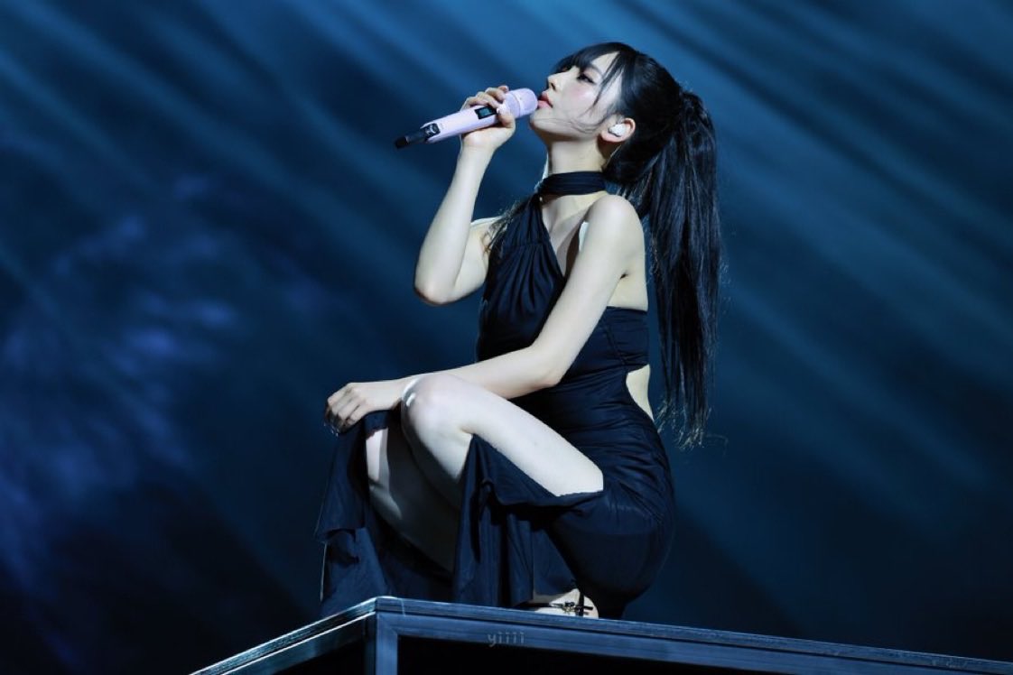 Qarin's tweet photo. 검은 드레스 속에 피어난 한 쌍의 날개,
an angel dressed in black, beautiful in the darkest kind of elegance. 🪽🖤 https://t.co/5y0STzEQ9B