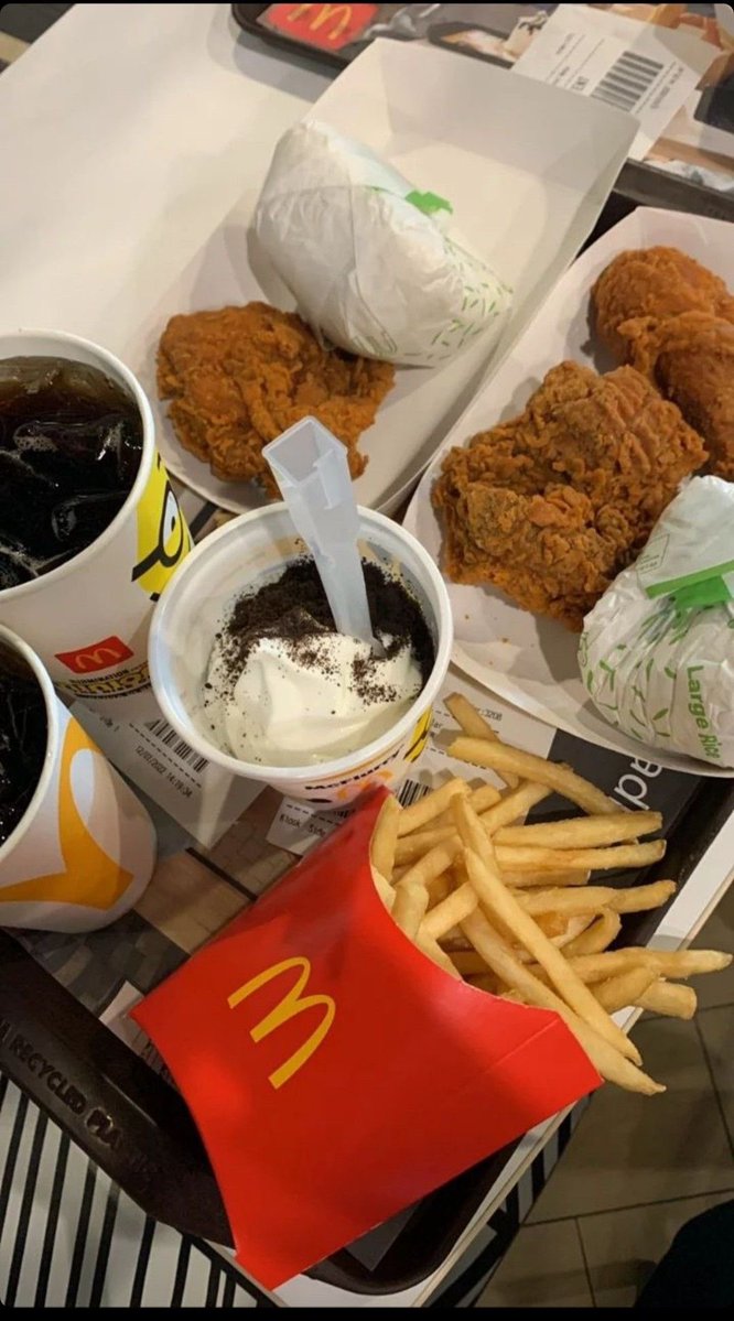 hopefulhob's tweet photo. tim mcd atau tim kfc? 🍗🍗 https://t.co/zMXWCass3I