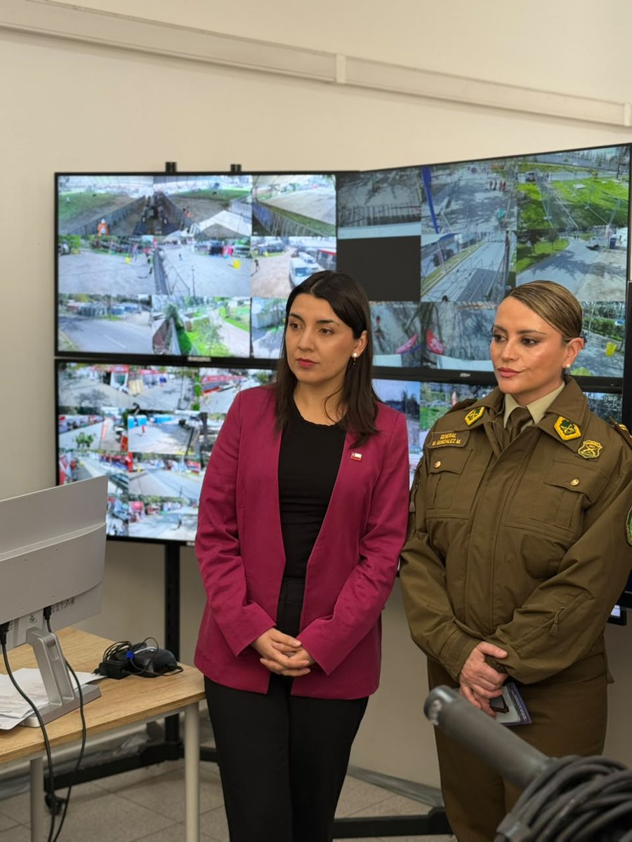 CarabDDHHyFam's tweet photo. En el marco de la campaña Ruta de la Protección de las Mujeres en Chile, Ministra de @MinMujeryEG  y Directora de @CarabDDHHyFam, visitan la 69na. Comisaría (T) #ParqueOHiggins para entregar información sobre prevención y denuncia de violencia de género. https://t.co/WHUlWpJGpd