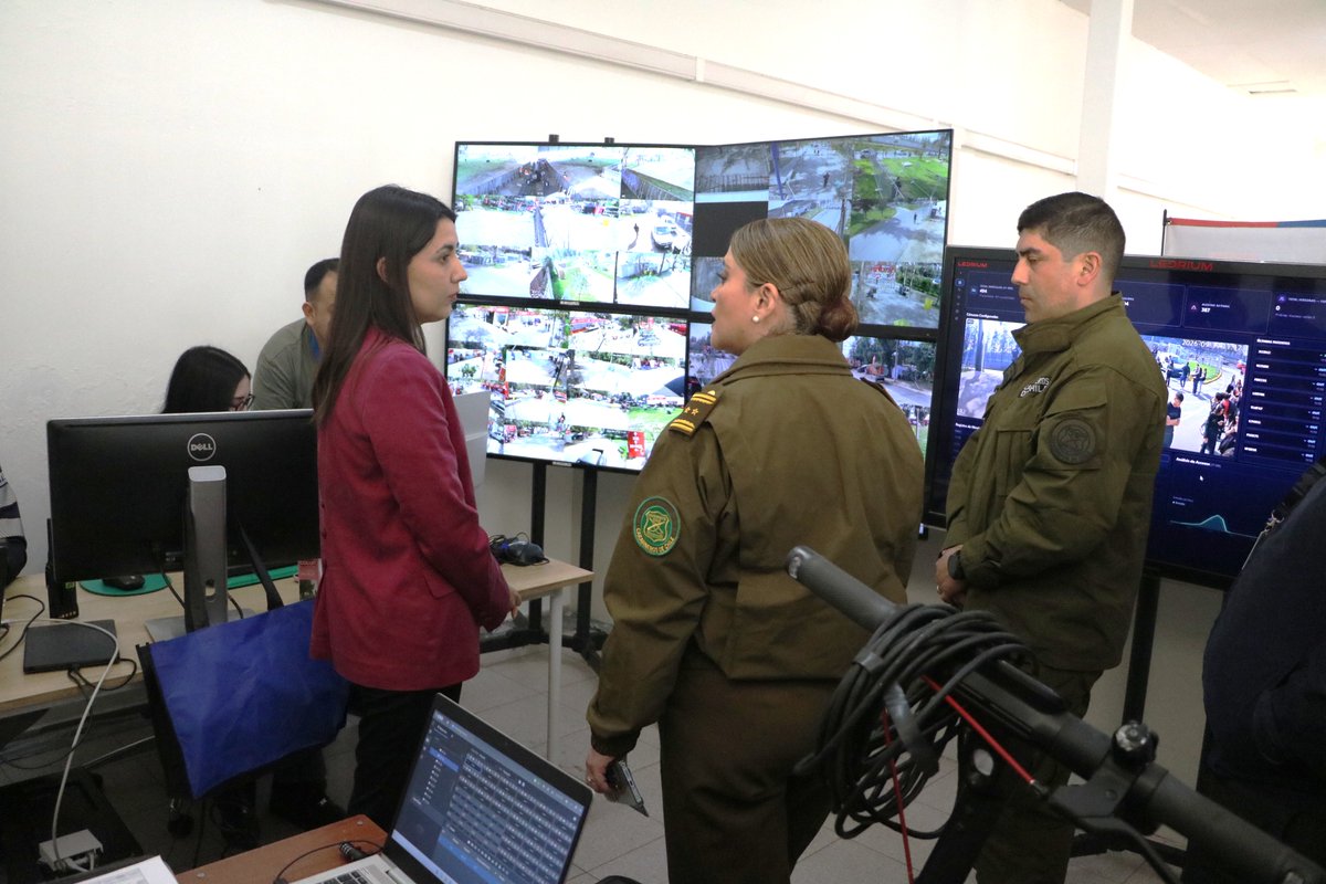 CarabDDHHyFam's tweet photo. En el marco de la campaña Ruta de la Protección de las Mujeres en Chile, Ministra de @MinMujeryEG  y Directora de @CarabDDHHyFam, visitan la 69na. Comisaría (T) #ParqueOHiggins para entregar información sobre prevención y denuncia de violencia de género. https://t.co/WHUlWpJGpd