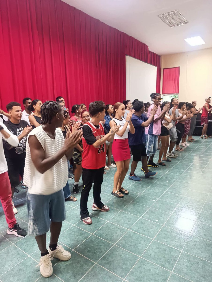 UG_Cuba's tweet photo. #UniversidadCubana

🤗 Miembros del proyecto #ConMochilaAlHombro de la @UG_Cuba dieron una cálida bienvenida a los nuevos mochileros.

🤝 El emblemático teatro universitario de la UG constituyó el espacio para la familiarización de sus integrantes. 🤗🎒❤️

#OrgulloUG  #50mesaños https://t.co/VTZUOeB84K