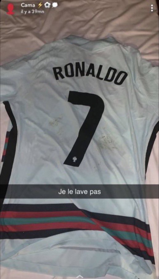 Saydox_17's tweet photo. Qui se rappelle quand Camavinga a eu le maillot de CR7 et que 1 jour après Ronaldo a eu le Covid 

Il a vite laver le maillot 😂😂😂 https://t.co/QsYxEZBoNy