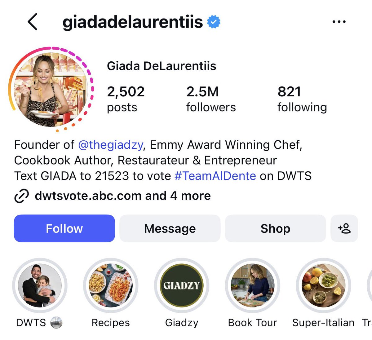 DWTSdolly's tweet photo. @thediaryoflara @vinovixen98 sarah has 197k, giada has 2.5 mil &amp; tatyana 1.6 mil. you’re an absolute bozo if you’re trying to peddle a rigged elimination conspiracy for sarah of all people LMFAO https://t.co/onjjmDK0sR