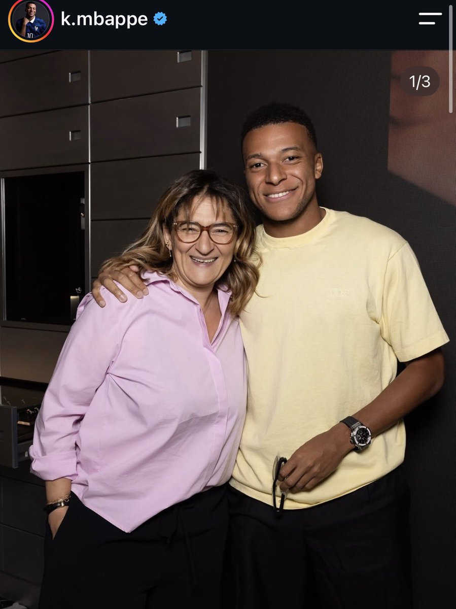 ActuFoot_'s tweet photo. Kylian Mbappé 🇫🇷 souhaite un joyeux anniversaire à sa mère. ❤️🥳

« Joyeux Anniversaire à la reine de notre monde. 👑

TU ES NOTRE PLUS GRANDE FORCE. Nous ne te remercions jamais assez pour ce que tu fais pour nous au quotidien et de comment tu nous a construis en tant qu’homme mes frères et moi.

JE T’AIME MAMAN ❤️ »

📲 Instagram