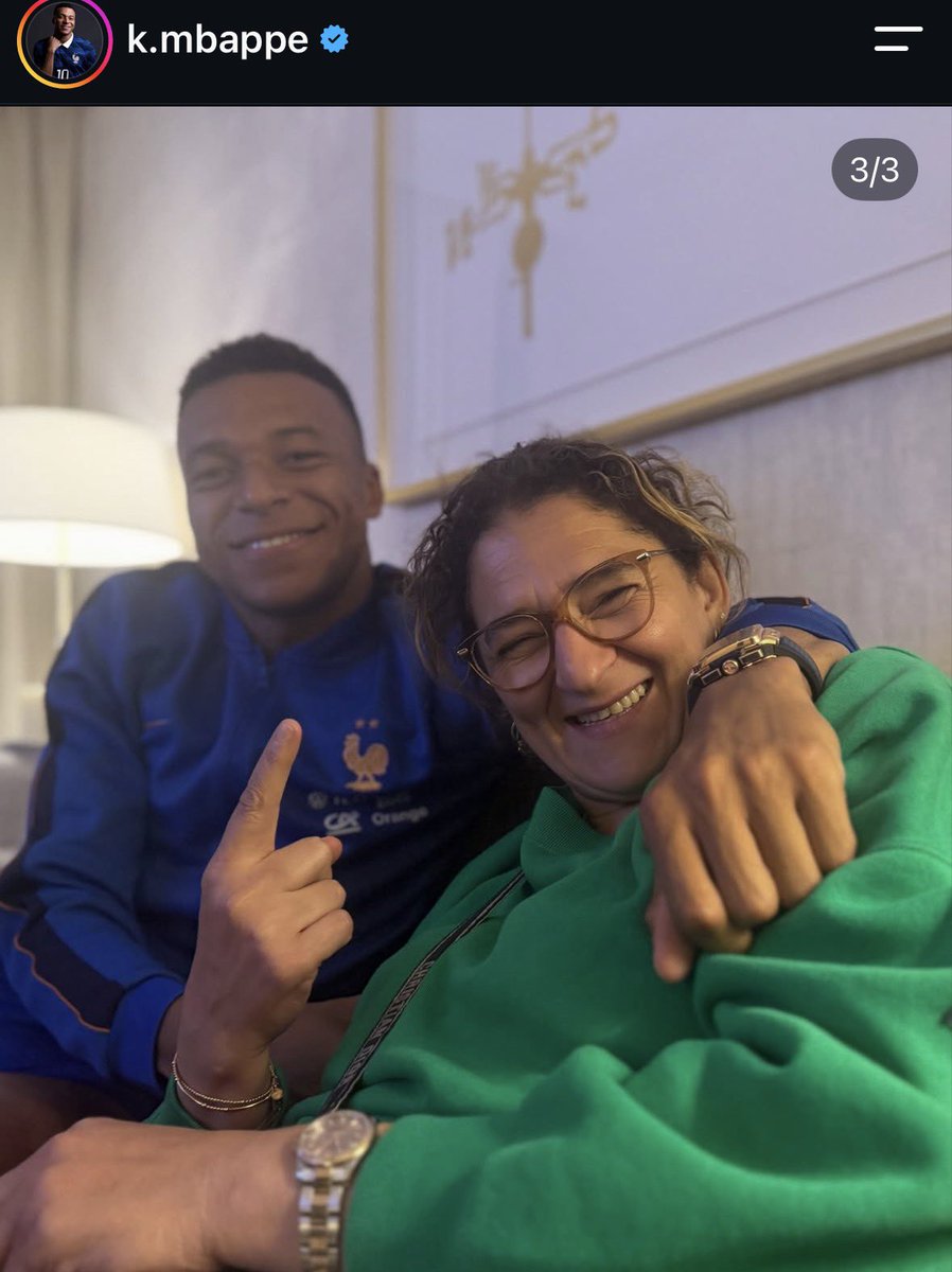 ActuFoot_'s tweet photo. Kylian Mbappé 🇫🇷 souhaite un joyeux anniversaire à sa mère. ❤️🥳

« Joyeux Anniversaire à la reine de notre monde. 👑

TU ES NOTRE PLUS GRANDE FORCE. Nous ne te remercions jamais assez pour ce que tu fais pour nous au quotidien et de comment tu nous a construis en tant qu’homme mes frères et moi.

JE T’AIME MAMAN ❤️ »

📲 Instagram