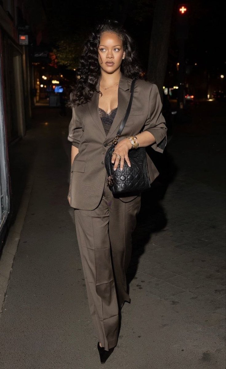 MinFenty's tweet photo. Okay… now I need one of those cringe-ass 1,000-chapter fics where a tall, cold, dangerous CEO randomly falls for Y/N.😅😆
#rihanna
#rihannavy https://t.co/ydQtoTTJwj