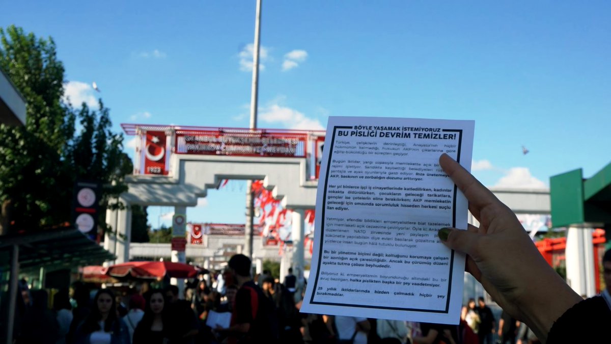 istanbulDGDer5's tweet photo. 🚩 Düzen sınırları içinde bir kurtuluş yok. Kurtuluş sokakta, örgütlenmekte, devrimde!

Düşünce, ifade ve örgütlenme özgürlüğümüze yönelik baskıları kabul etmiyoruz, haklarımızdan vazgeçmiyoruz. AKP'nin tek tip yaşam dayatmasına karşı yurdun dört bir yanından "Bu Pisliği Devrim Temizler" iradesini yükseltmeye devam edeceğiz. 

📢 Eşitliği ve özgürlüğü kazanmak için isyanı büyütelim. Bizimle yürü!

📍 Bakırköy