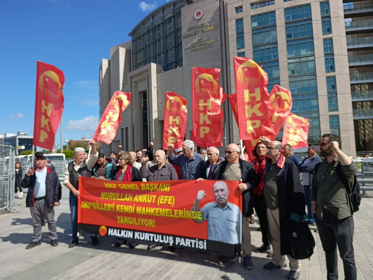 hkpgenelmerkez3's tweet photo. Önderimiz Nurullah Efe, Tam 14 İddianamenin Birleştirilmesiyle Açılan “Torba Dava”nın Bugünkü Duruşmasında AKP’giller’i Bir Kez Daha Kendi Mahkemelerinde Yargıladı!

https://t.co/s32yJwyOC5 https://t.co/Paqh4d1CoD