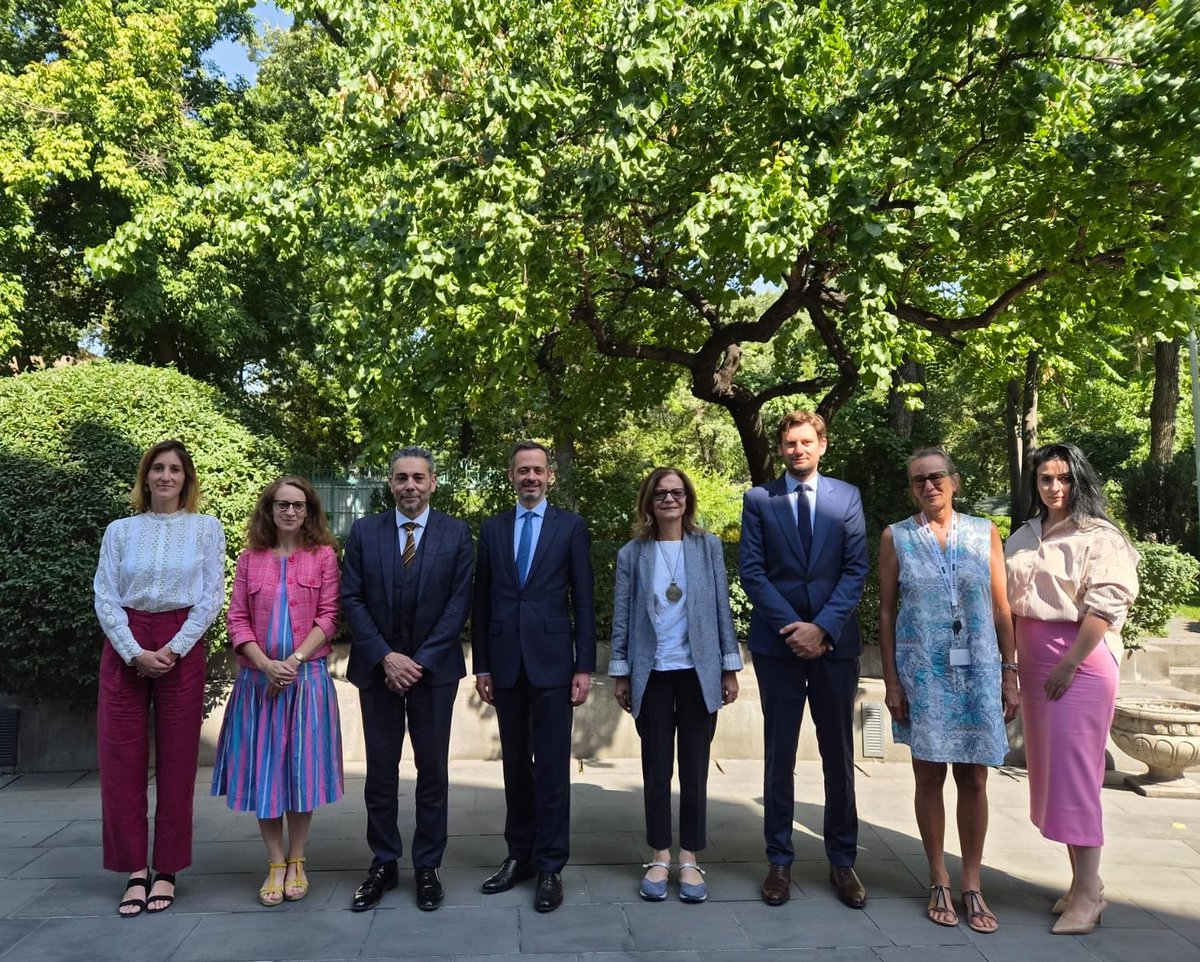 FrAmbARM's tweet photo. 📚J’ai réuni à l’Ambassade l’équipe qui porte l’enseignement du français et en français en Arménie. 

L’Institut français, le lycée français Anatole France et l’Université française sont aux avant-postes de la coopération 🇫🇷🇦🇲 et forment avec brio les jeunes Arméniens. https://t.co/rJWTXV7wCV