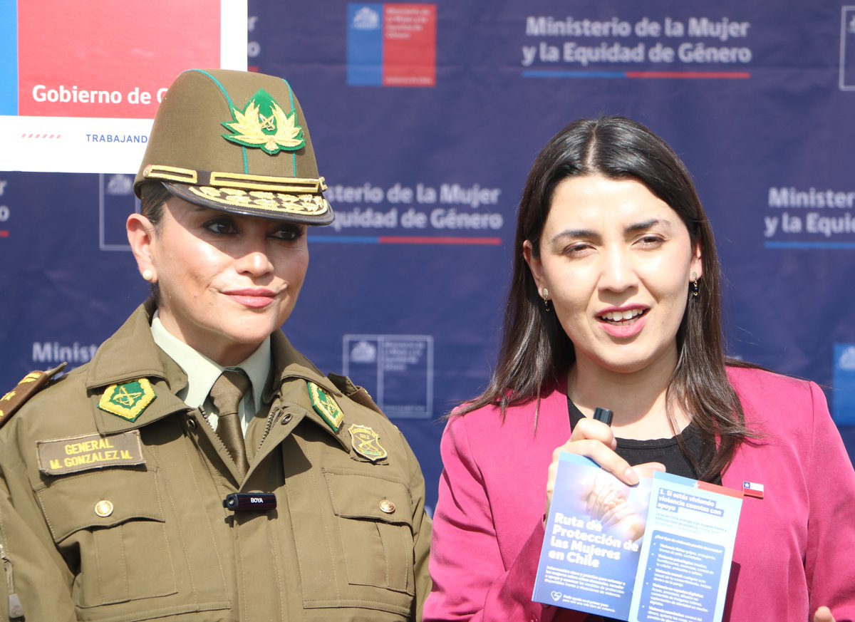 CarabDDHHyFam's tweet photo. Directora de @CarabDDHHyFam, Ministra @MinMujeryEG  y Directora @SernamEGChile ,  entregan información sobre prevención y denuncia de violencia de género en las Fondas del #ParqueOHiggins, en el marco de la campaña Ruta de la Protección de las Mujeres en Chile. https://t.co/fzVQjjVUeZ