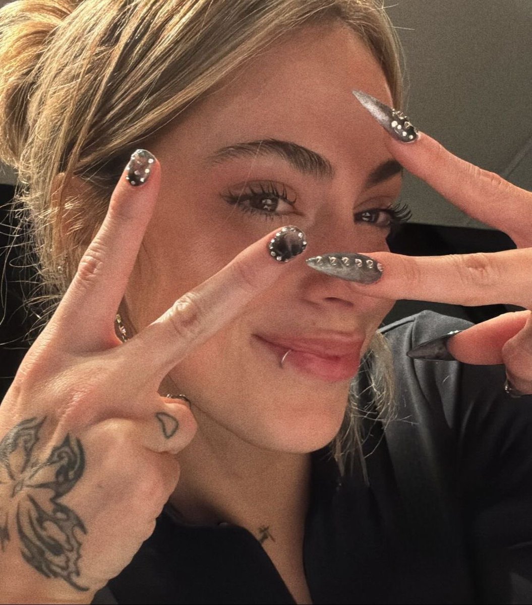 tttepido's tweet photo. e quando a tini apareceu assim e juraram que a abertura do futttura seria ela tocando guitarra https://t.co/pdRkPe5apR