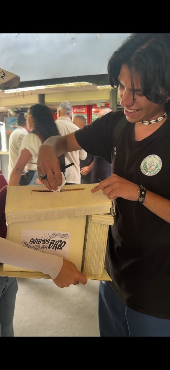 HechosUCV's tweet photo. El 15 de septiembre conmemoramos el Día internacional de la Democracia, consultando a los UCVistas si creen qué están preparados para la Democracia. 

Al totalizar los "votos", el 93% de los consultado creen que sí. https://t.co/MBGVfxfxwQ