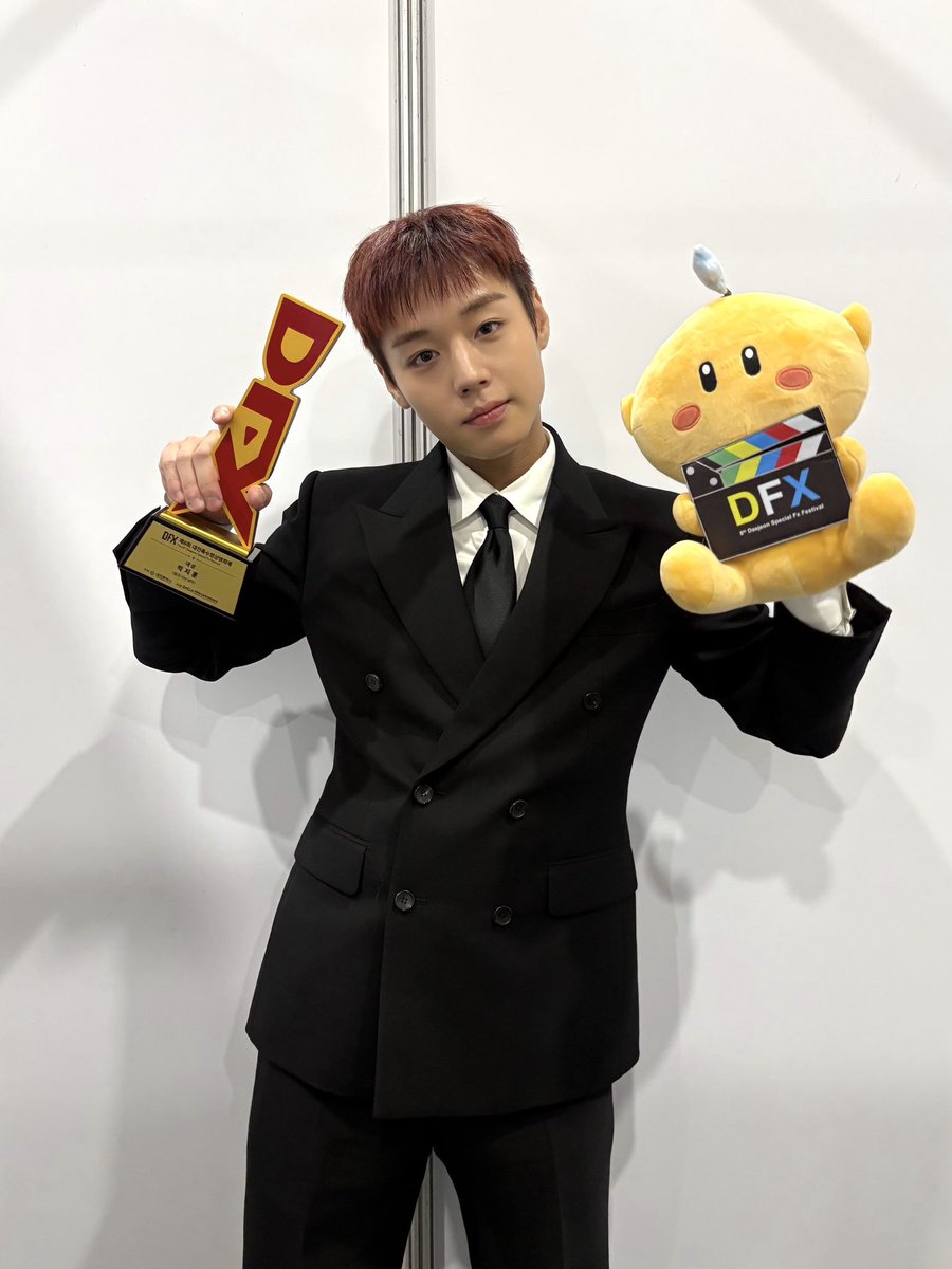 JIHOONMAMAtiger's tweet photo. MAY โตไปกับจีฮุนไม่เกินจริง 
จีฮุนพาเมย์ไปแนะนำถึงเวทีที่รับแดซังเลยย
บอกเมย์เป็นชื่อ ฟค ผม 😭 ชั้นรักน้องจัง 
สปีชงานดีดีมาก น้องขอบคุณทุกคนเลย
รางวัลแดซังนี้ถือเป็นอีกก้าวที่ประสบความสำเร็จ แต่จีฮุนก็ยังถ่อมตัวเสมอ ขอให้น้องเติบโตในวงการนี้ต่อไปอย่างงดงามนะ 🌟✨️💕

MAY × 박비훈 💛💚💖